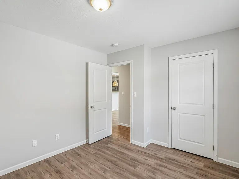 2100 Paris Rd — Photo 19