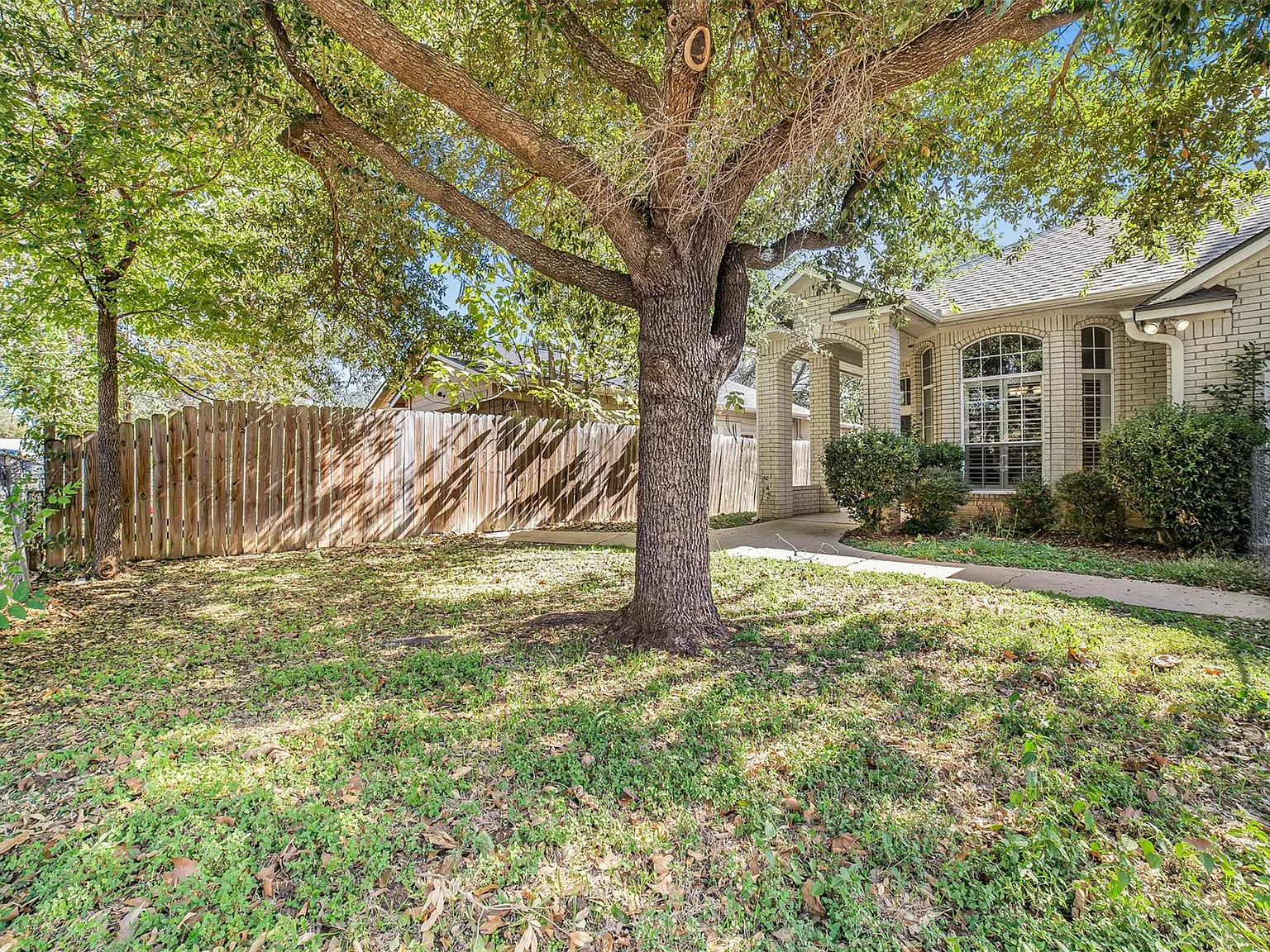 3 bed, 2.0 bath, 1877 sqft, $2,250 — Photo 4