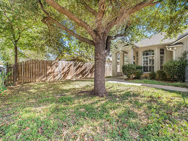 409 E Austin Ave — Photo 4