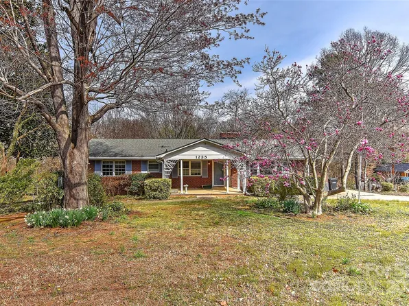 1235 Robinhood Cir, Charlotte, NC 28227