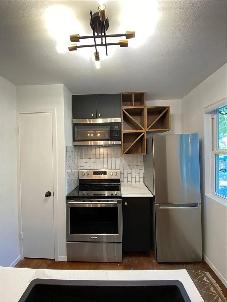 2 bed, 1.0 bath, 758 sqft, $1,975 — Photo 4