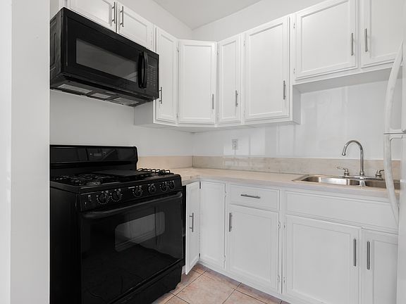 3rd image of 908 S Kenmore Ave APT 1
