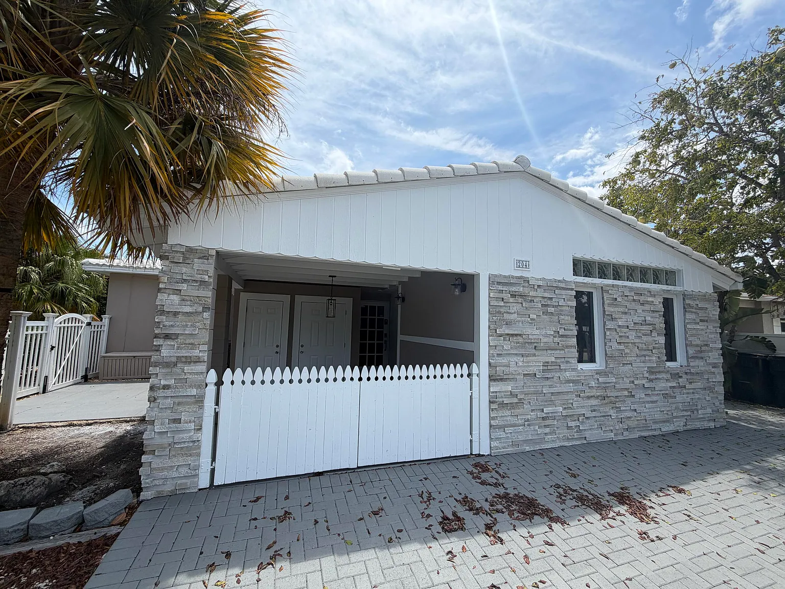 4 bed, 3.0 bath, 1948 sqft, $6,000 — Photo 3