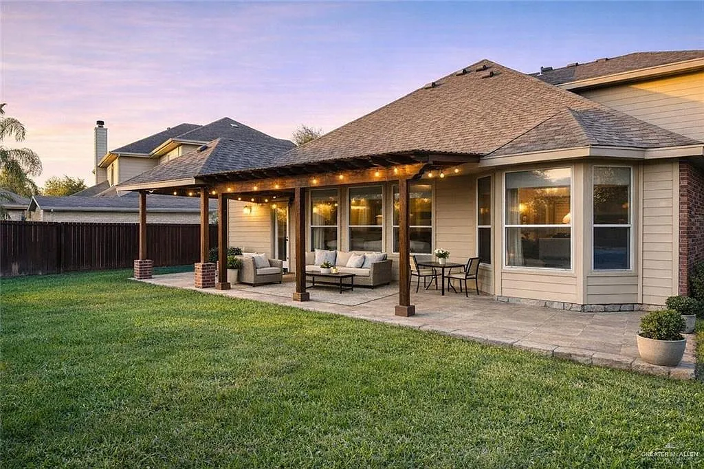 Building Photo - 3906 El Sendero Ct