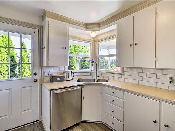 Kitchen (before renovation - similar layout but all new cabinets and counters)