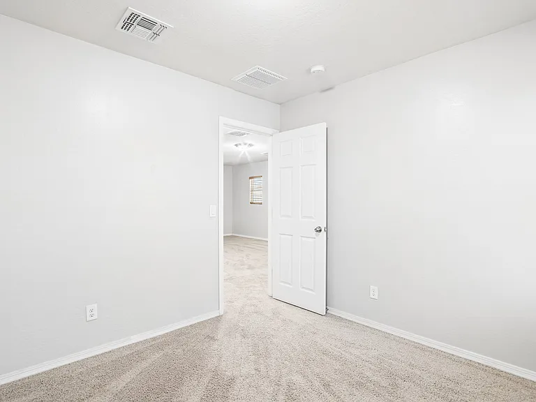 1748 N Logan Ln — Photo 7