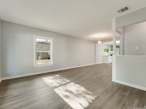 3rd image of 647 MCLAUGHLIN AVE