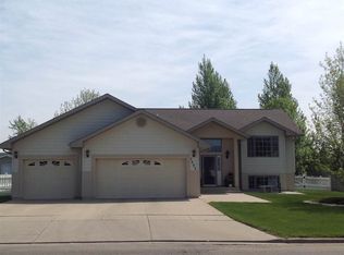 1305 Hiawatha St, Minot, ND 58701