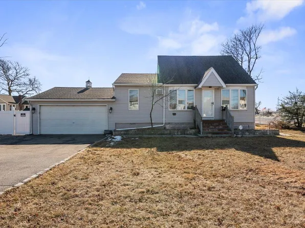 32 George Brown Plaza, Amity Harbor, NY 11701