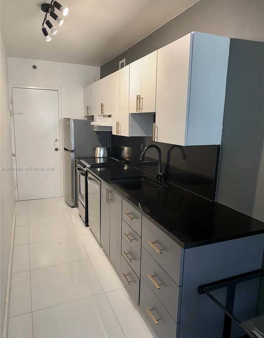 The Decoplage Condo — Photo 3