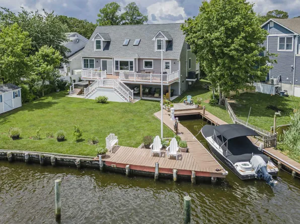 136 Bay Ave, Island Heights, NJ 08732
