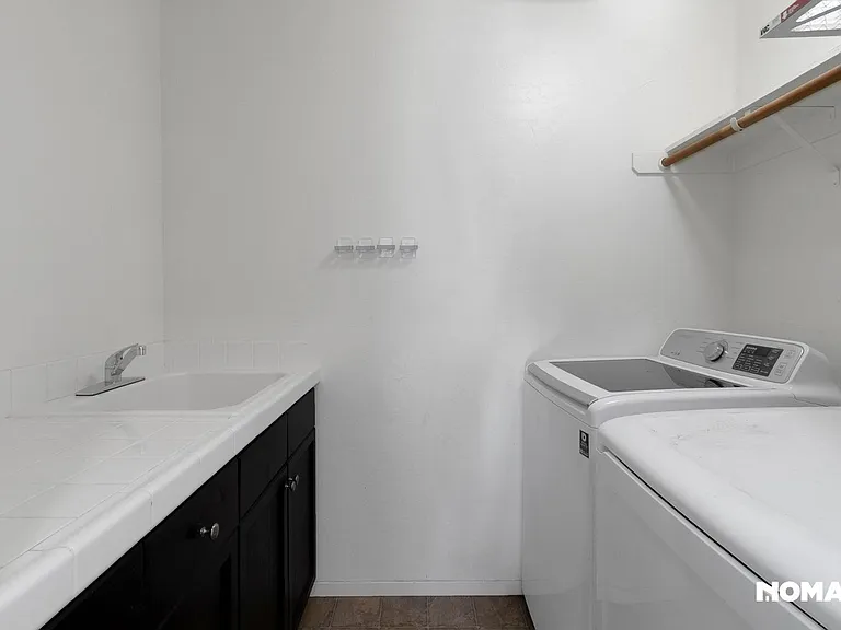 530 Hall St — Photo 21