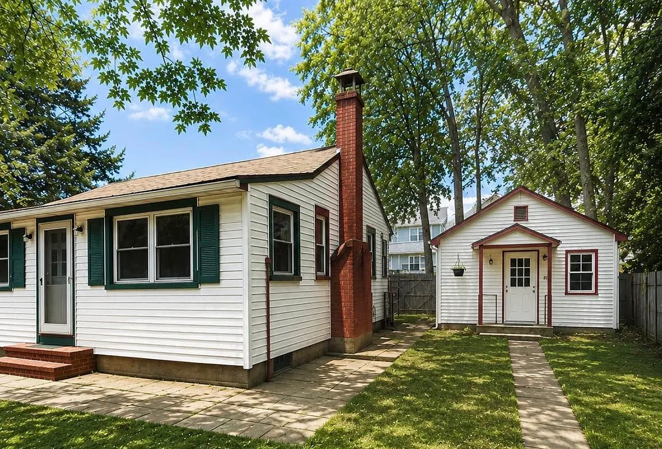 4 bed, $3,500 — Photo 1