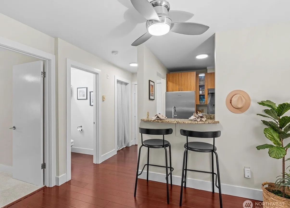 1 bed, 1.5 bath, 572 sqft, $2,250 — Photo 2