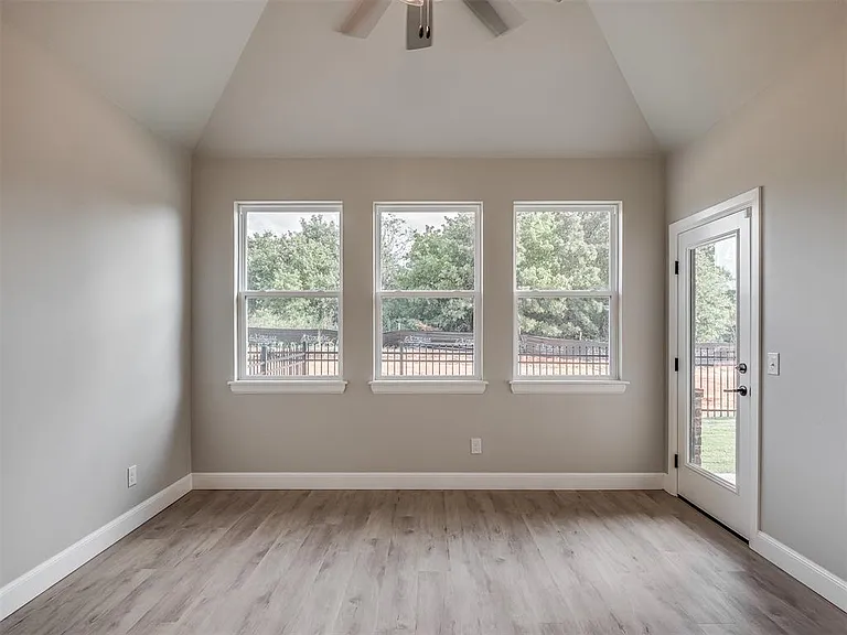 924 Kyle Dr — Photo 13