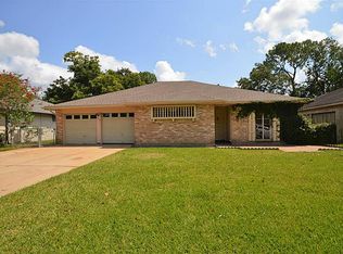 209 Stonehenge Ln, Friendswood, TX 77546