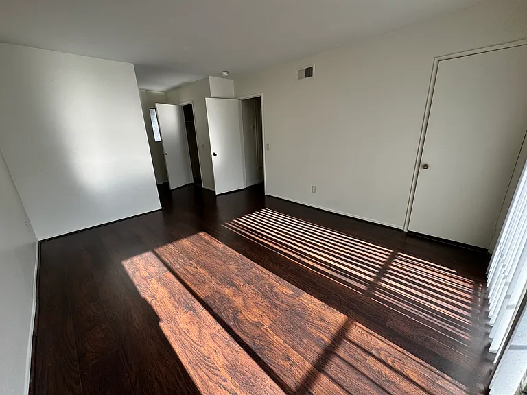 14931 Magnolia Blvd #8 — Photo 9