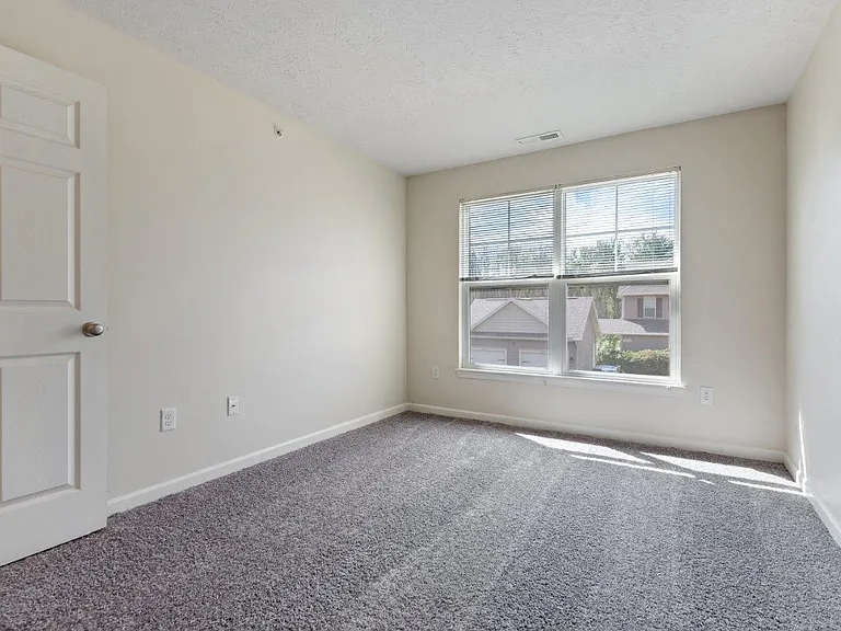 Auburn Creek Apartment Homes — Photo 8