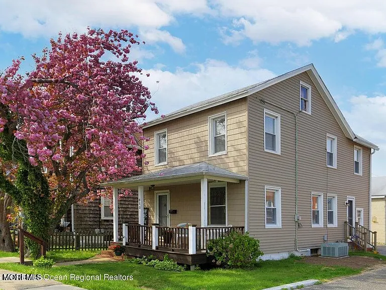 612 Sylvania Ave — Photo 3