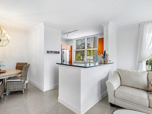 5th image of 700 E Boynton Beach Boulevard #202