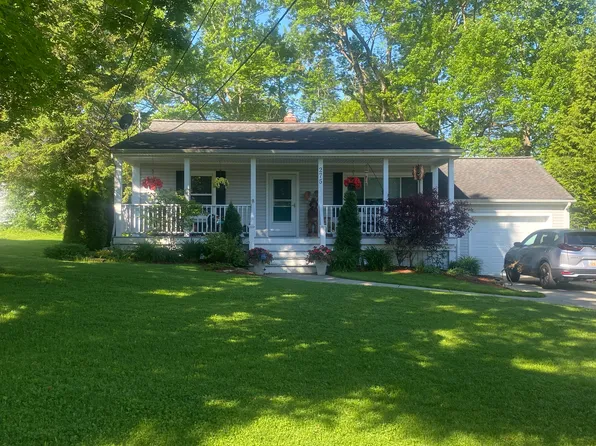 275 N Cleveland St, Chagrin Falls, OH 44022