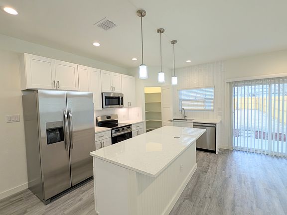 4th image of 625 Essex St