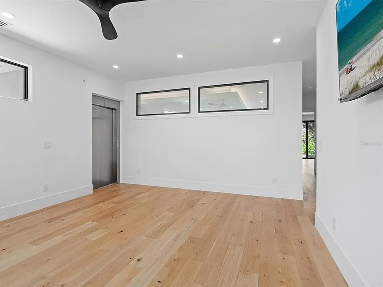2467 Hyde Park St — Photo 19