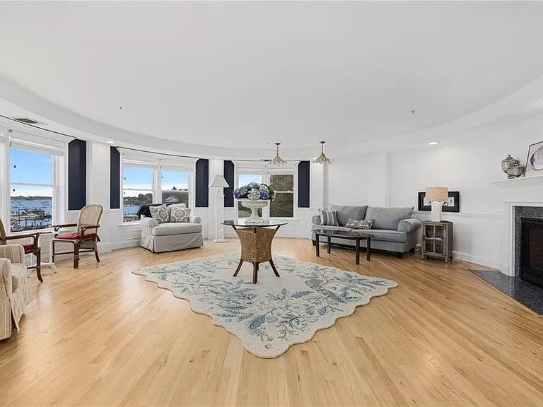 53 Conanicus Ave #3A — Photo 5