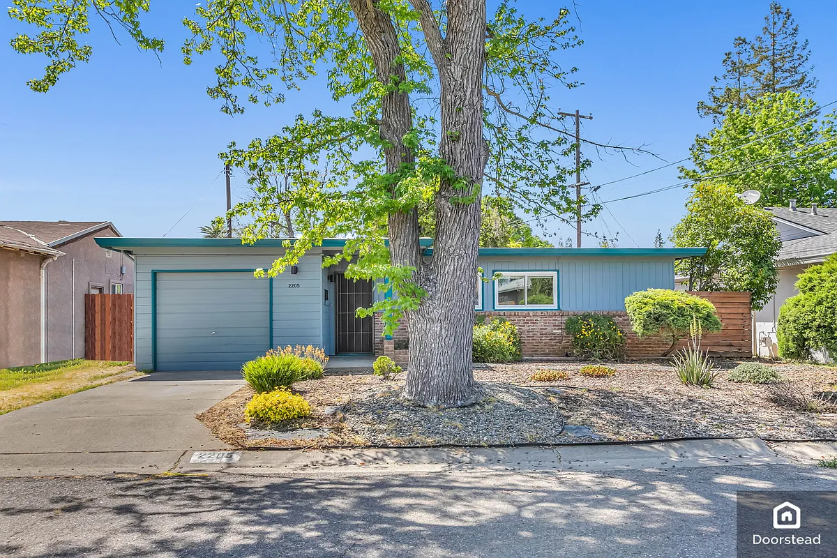 Building Photo - 2205 Madera Rd