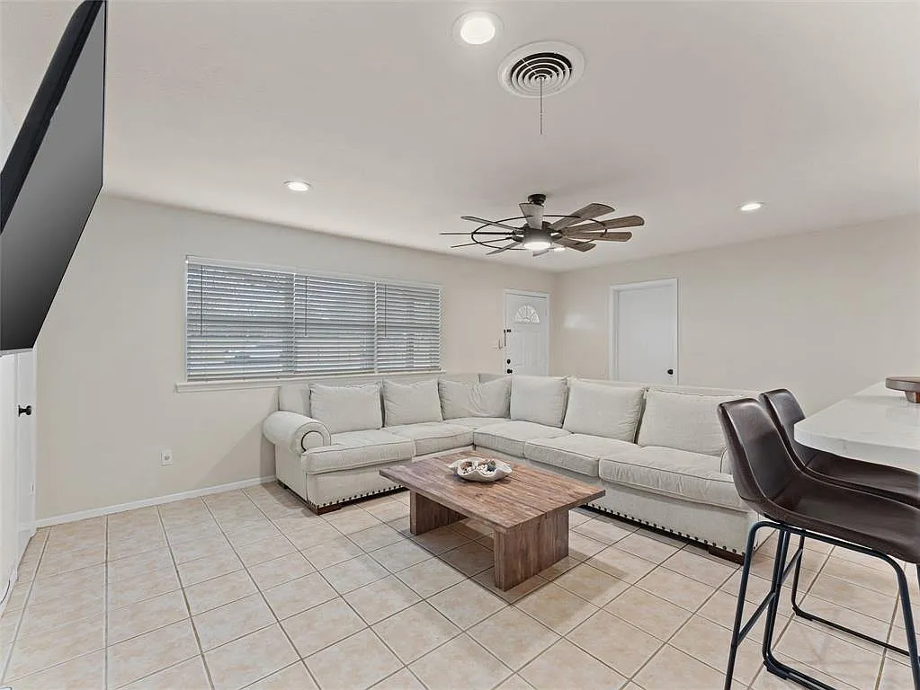 3 bed, 1176 sqft, $2,100 — Photo 3