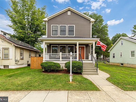 5th image of 3905 21st St NE