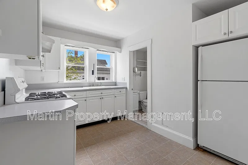 3 bed, 1.0 bath, 1800 sqft, $2,800 — Photo 1