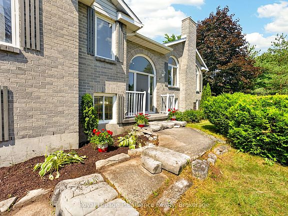 2nd image of 3561 Vienna Cres