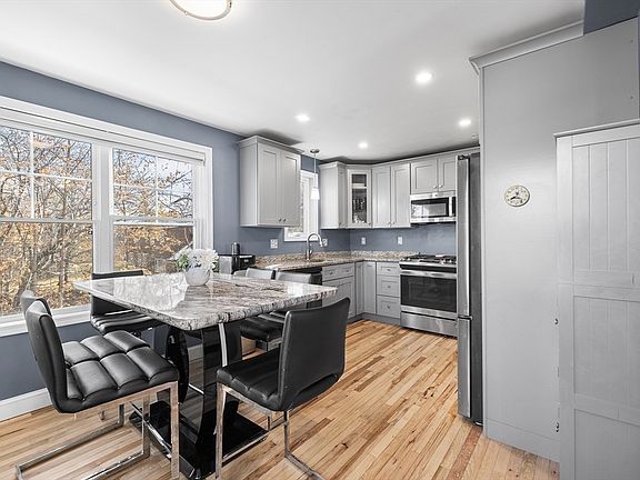 4th image of 1563 Andover St #18