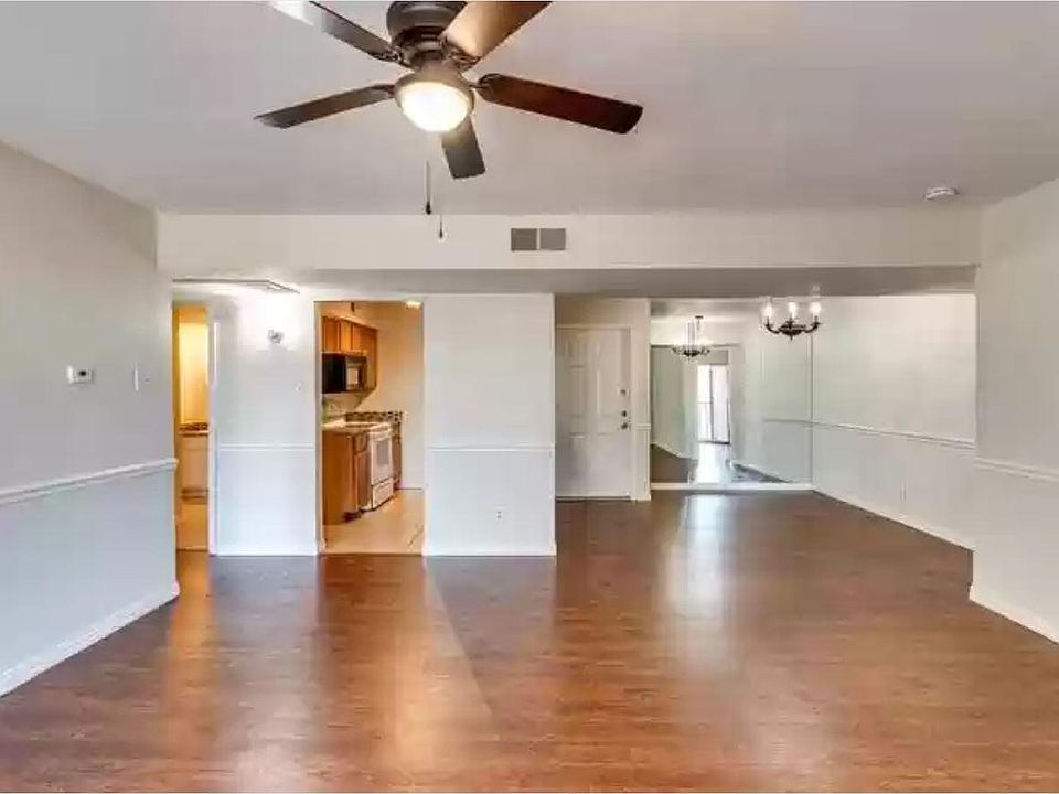 Living room / kitchen / dining area overview