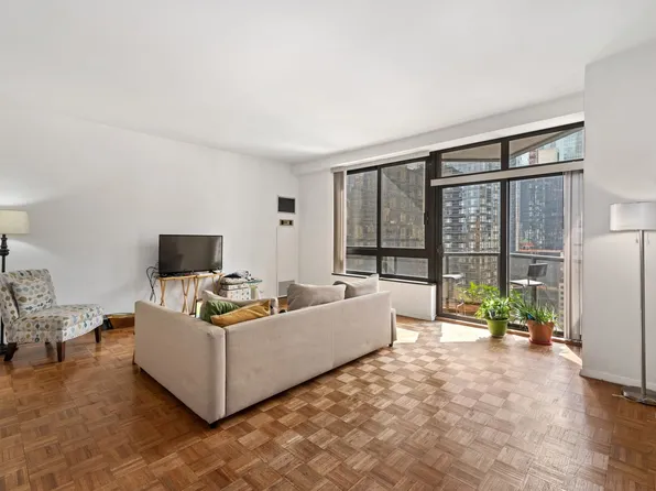 100 United Nations Plaza image 1 of 6