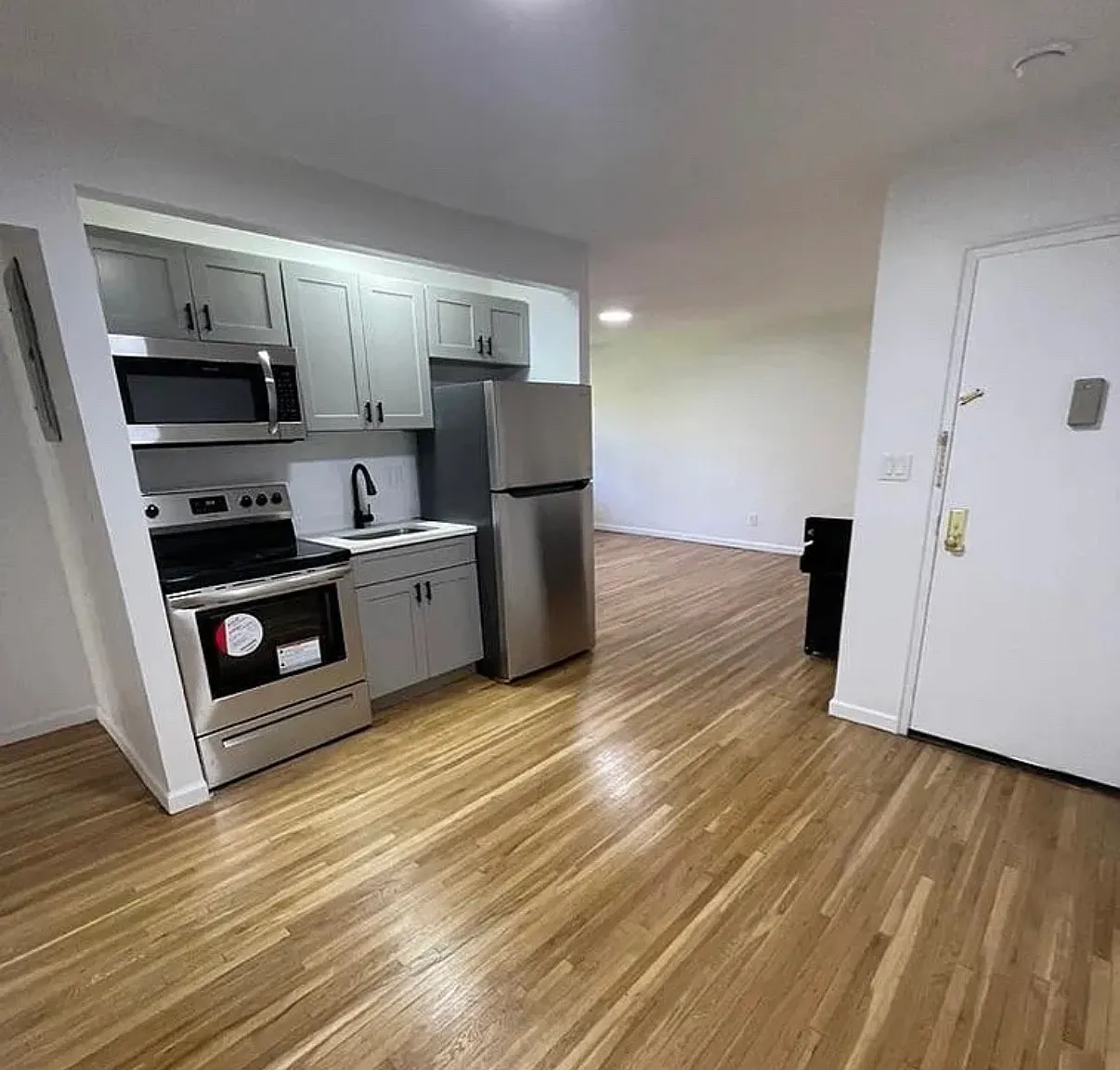 3 bed, 1000 sqft, $3,193 — Photo 1