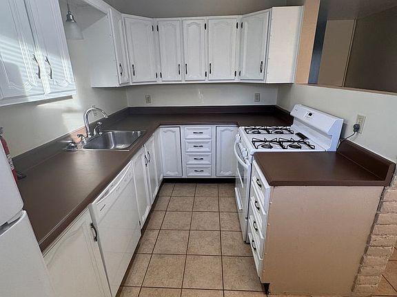 3rd image of 3504 Oakview Dr