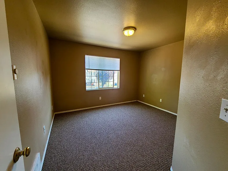 400 E River Ave — Photo 13