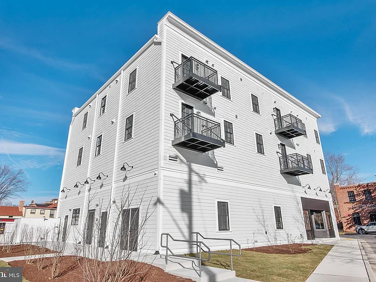 123 S Washington St #202 — Photo 3