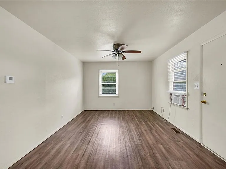 2213 Peirce Ave — Photo 13
