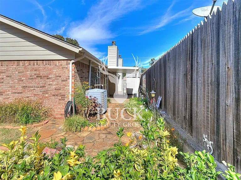 1628 Kavel Dr — Photo 32