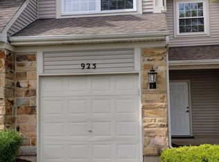 925 Mesa Dr, Lake In The Hills, IL 60156
