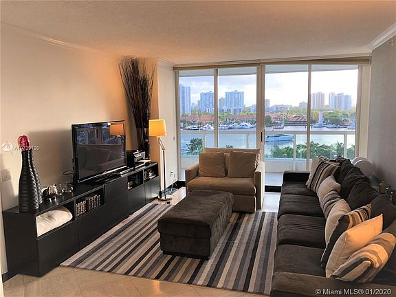 3rd image of 21205 Yacht Club Dr APT 907