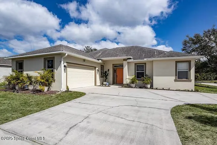 581 Eldron Blvd SE