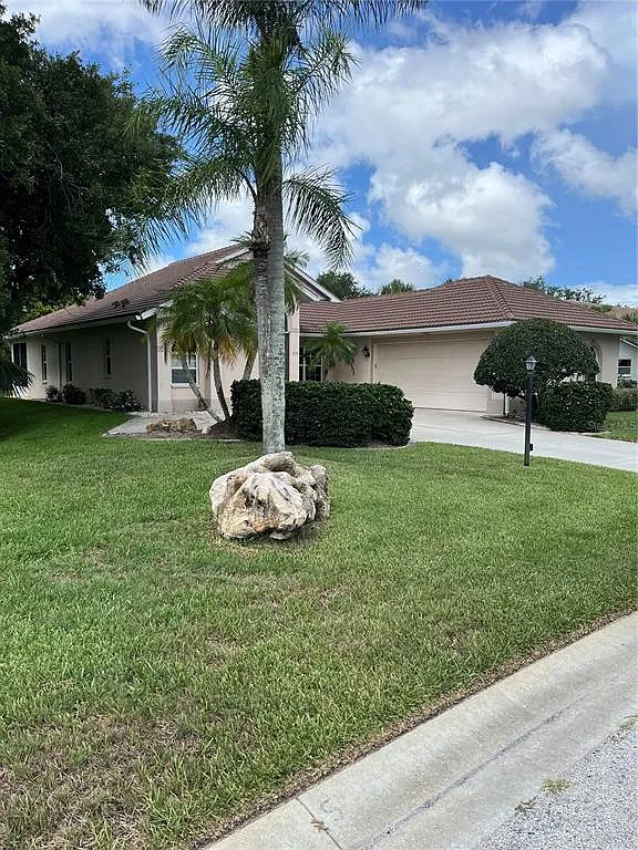 3 bed, 2.0 bath, 2052 sqft, $3,200 — Photo 3