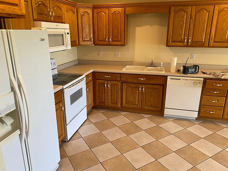 175 SE 1171st #B — Photo 11