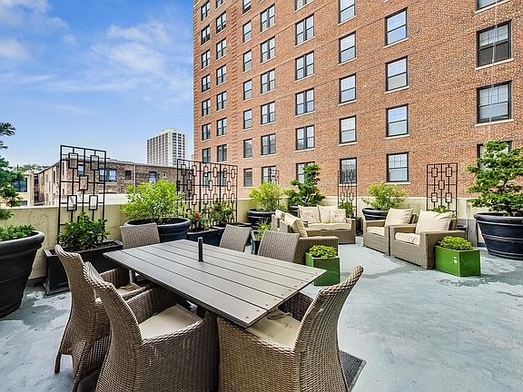 3rd image of 3150 N Sheridan Rd APT 2A