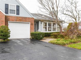 40 Chippendale Dr, Mount Sinai, NY 11766
