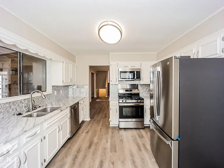 4355 Valley Brook Ln — Photo 3